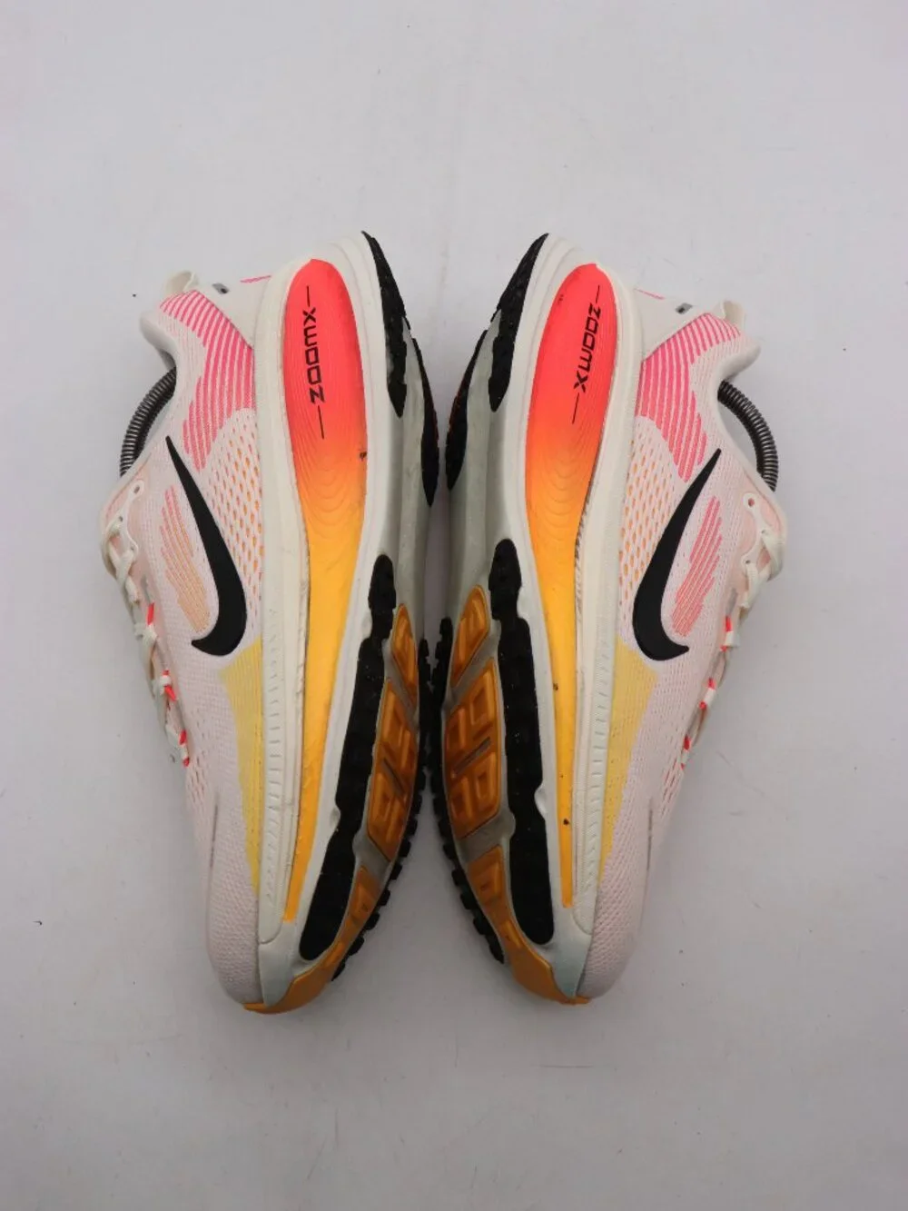 Nike Vomero 18 Women's Size 10.5 Sail Bright Crimson Running Sneakers HM6804-100